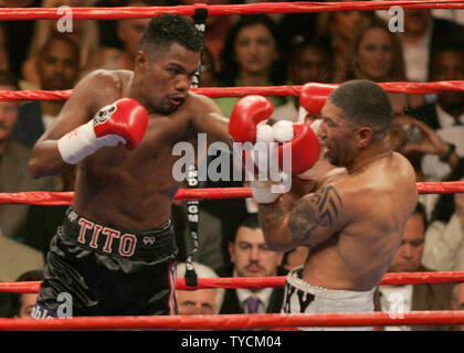 Former multiple weight champion Tito Trinidad (L) of Puerto Rico strikes back during a fight with undisputed Jr. Middleweight Champion of the World, Ronald 'Winky' Wright (R) of St. Petersburg,  FL. Wright easily won a 12 round decision in the fight where Trinidad barely won a single round, The fight was held at MGM Grand in Las Vegas, May 14, 2005.  (UPI Photo/Roger Williams) Stock Photo