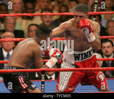 Undisputed Jr. Middleweight Champion of the World, Ronald 'Winky' Wright (R) of St. Petersburg FL beat former multiple weight champion Tito Trinidad of Puerto Rico in a 12 round decision at MGM Grand in Las Vegas, May 14, 2005. Trinidad barely won a round in the fight. (UPI Photo/Roger Williams) Stock Photo