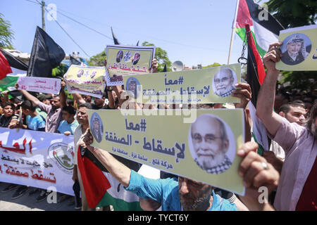 Gaza City, Palestinian Territories. 26th June, 2019. Palestinians hold placards during a protest against the US-sponsored conference on Palestinian economic development in Bahrain. The two-day meeting aims at raising 50 billion dollars in investment over 10 years, but Palestinian leaders' refusal to take part is casting serious doubt about the usefulness of the event, called Peace to Prosperity Workshop. Credit: Mohammed Talatene/dpa/Alamy Live News Stock Photo