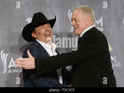 Musician George Strait, left, is congratulated by Dallas Cowboys