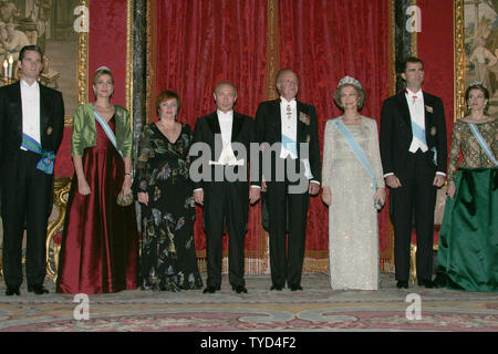 From left to right: Spanish Prince Inaki Urdangarin, his wife Cristina, Russian first lady Lyudmila Putin, Rusian President Vladimir Putin, King Juan Carlos, Queen Sofia, Prince Felipe and his wife Letizia pose for a photo before their private dinner at Royal Palace in Madrid, February 8, 2006. Putin is in Spain on a two-day state visit to discuss  international terrorism and Russian cooperation with international organizations to prevent terrorism. (UPI Photo/Anatoli Zhdanov) Stock Photo