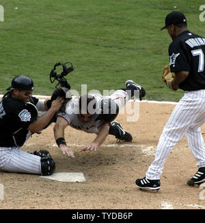 Florida Marlins catcher Ivan Rodriguez talks with Chicago Cubs