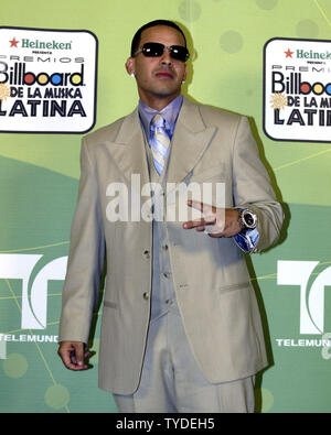 Daddy Yankee displays his award backstage at the Premio Lo Nuestro 2005  award show at the American Airlinres Arena, in Miami, Florida, on February  24, 2005 Stock Photo - Alamy