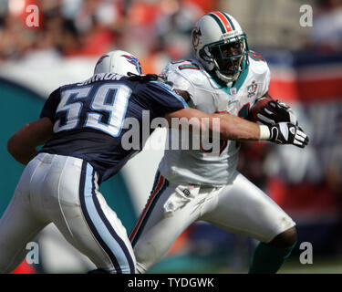 Miami Dolphins tightend Randy McMichael (81) forces an incomplete ...