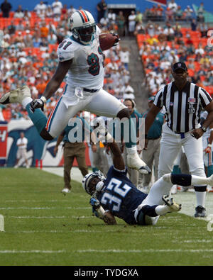 Miami Dolphins tightend Randy McMichael gains yardages against the  Tenneessee Titans December 24, at Dolphins Stadium in Miami Fl. The Miami  Dolphins beat the Tennessee Titans 24-10. (UPI PHOTO/Susan Knowles Stock  Photo 