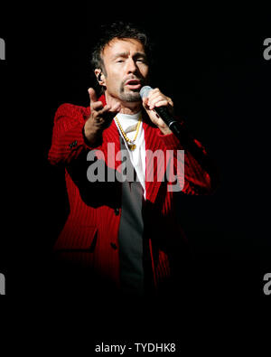 Paul Rodgers with Queen performs in concert at the American Airlines Arena in Miami, Florida on March 3, 2006. (UPI Photo/Michael Bush) Stock Photo