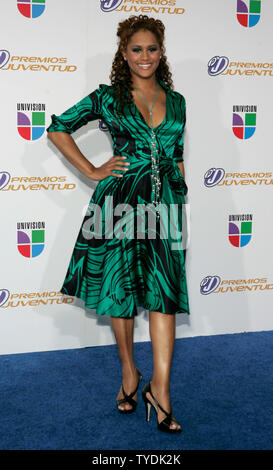 Carol Rosa arrives on the red carpet for the 2006 Premios Juventud ...