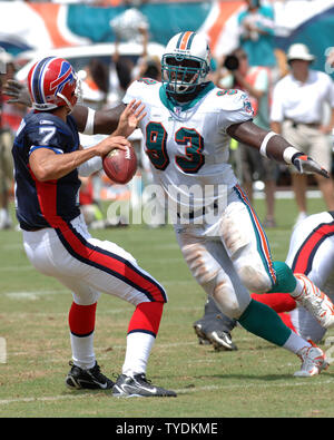 DONNIE SPRAGAN MIAMI DOLPHINS ACTION SIGNED 8x10