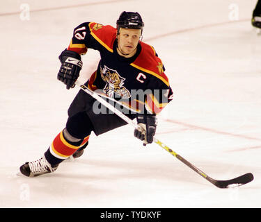 Florida Panthers center Olli Jokinen (12), of Finland, knocks over ...