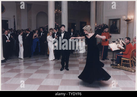 Photograph of Princess Diana dancing with John Travolta at a White House dinner for the Prince and Princess of Wales Stock Photo