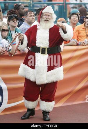 Santa Claus makes an appearance at the Miami Dolphins vs San Francisco  49ers game at Dolphin Stadium in Miami on December 14, 2008 Stock Photo -  Alamy