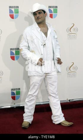 Dareyes De La Sierra arrives for the 2009 Premio Lo Nuestro award show