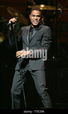 R & B Singer Maxwell Performs In Concert At The American Airlines Arena ...