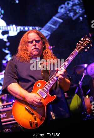 The Allman Brothers Band (Warren Haynes pictured) performing during ...