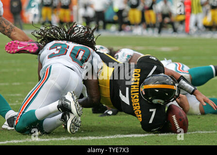 Pittsburgh Steelers Ben Roethlisberger goes airborne in forth