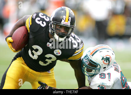 Pittsburgh Steelers running back Isaac Redman (33) is hit by Tennessee  Titans strong safety Bernard Pollard (31) in the fourth quarter of an NFL  football game in Pittsburgh, Sunday, Sept. 8, 2013. (