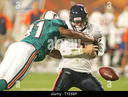 Chicago Bears' Jay Cutler fumbles the ball while being sacked by New ...