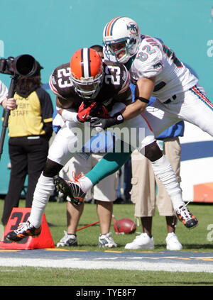 Cleveland Browns defensive back Brian Russell (27) returns the