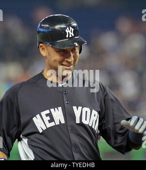 New York Yankees - Derek Jeter MLB Fielding Photo - 8 x 10