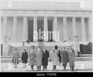 Photograph of a group of unidentified dignitaries outside the Lincoln Memorial in Washington. Stock Photo