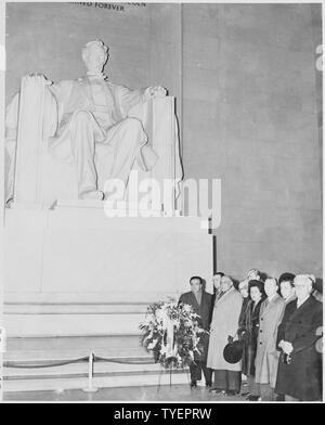 Photograph of a group of unidentified dignitaries with a wreath in front of the statue of Lincoln in the Lincoln Memorial. Stock Photo