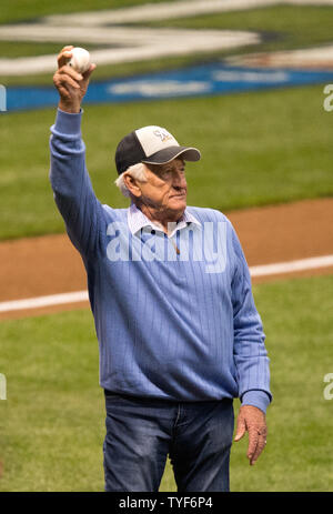 Brewers broadcaster Bob Uecker hit by ball, hospitalized