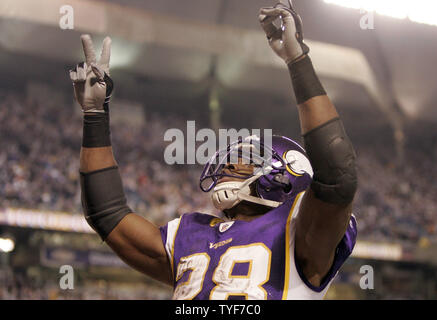 Adrian Peterson #28 of the Minnesota Vikings rushes Stock Photo - Alamy