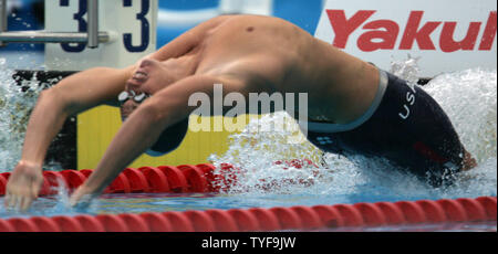 American swimmer Aaron Peirsol launches to the start of the men's 100-meter backstroke final race at the XI FINA World Championships in Montreal, Canada on July 26, 2005. The current world record holder, Peirsol, of the University of Texas, won the race with a time of 53.62 seconds.  (UPI Photo / Grace Chiu) Stock Photo