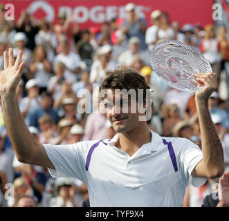 Roger Federer of Switzerland holds his runners up plate at the Rogers Cup ATP Masters Series at Uniprix Stadium in Montreal on August 12, 2007.  Novak Djokovic of Serbia defeated the top-ranked Federer 7-6(2), 2-6, 7-6(2) to lead the ATP Masters Series of tournaments. (UPI Photo/Grace Chiu). Stock Photo