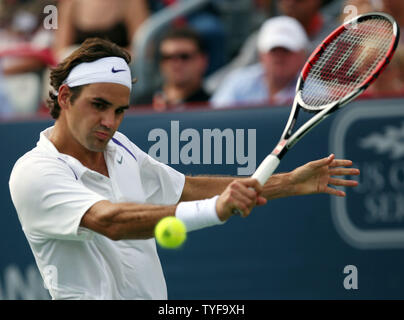 Roger Federer of Switzerland returns against Novak Djokovic in the finals of the Rogers Cup ATP Masters Series at Uniprix Stadium in Montreal on August 12, 2007.  Djokovic defeated the top-ranked Federer 7-6(2), 2-6, 7-6(2) to lead the U.S. Open Series of tournaments. (UPI Photo/Grace Chiu). Stock Photo