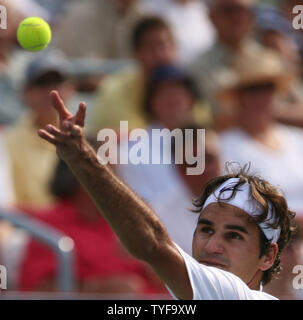 Roger Federer of Switzerland serves to Novak Djokovic of Serbia in the final match of the Rogers Cup ATP Masters Series at Uniprix Stadium in Montreal on August 12, 2007.  Djokovic defeated the top-ranked Federer 7-6(2), 2-6, 7-6(2) to lead the U.S. Open Series of tournaments. (UPI Photo/Grace Chiu). Stock Photo