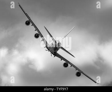 Airbus A 380 en vol virage noir et blanc Stock Photo