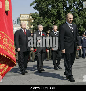 Russian President Vladimir Putin (R), Prime Minister Mikhail Fradkov (L) and Federation Council Chairman Sergey Mironov (C) attend a wreath laying ceremony at the Tomb of the Unknown Soldier at the wall of Kremlin in Moscow, on June 22, 2006. Today Russia marks the anniversary of Nazi Germany's 1941 attack on the Soviet Union. (UPI Photo/Anatoli Zhdanov) Stock Photo