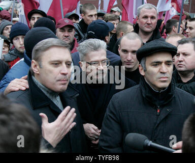 Former Russian prime minister and Kremlin critic Mikhail Kasyanov (L), leader of the radical National Bolshevik Party Eduard Limonov, (C) and former chess champion Garry Kasparov (R) speaks with reporters during a rally in Moscow on December 16, 2006. Russian opposition parties rallied  on Saturday to protest recent electoral law changes and to challenge President Vladimir Putin, but their demonstration in central Moscow was dwarfed by riot police. (UPI Photo/Anatoli Zhdanov) Stock Photo