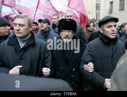 Former Russian prime minister and Kremlin critic Mikhail Kasyanov (L), leader of the radical National Bolshevik Party Eduard Limonov (C) and former chess champion Garry Kasparov (R) lead a rally in Moscow on December 16, 2006. Russian opposition parties rallied on Saturday to protest recent electoral law changes and to challenge President Vladimir Putin, but their demonstration in central Moscow was dwarfed by riot police. (UPI Photo/Anatoli Zhdanov) Stock Photo