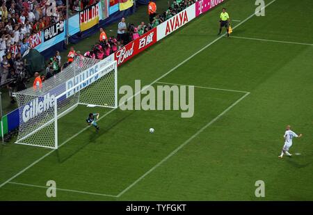 Portugal's goalkeeper Ricardo is beaten by France's Zinedine Zidane during his penalty shot in the semi-final of the FIFA World Cup match in Munich Germany on July 5, 2006. France defeated Portugal 1:0. (UPI  Photo/Christian Brunskill) Stock Photo