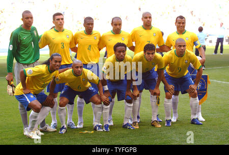 dpa) - The players of the Brazilian soccer team (front, L-R) Kaka, Ze  Roberto, Leo, Robinho, Cicinho and (back, L-R) Ronaldinho, Adriano,  Gilberto Silva, Juan, Marcos and Lucio prior to the group