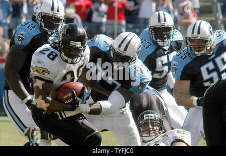 Jacksonville Jaguars running back Fred Taylor (28) makes a cut against the  Indianapolis Colts at the RCA Dome in Indianapolis on September 17, 2006.  (UPI Photo/Mark Cowan Stock Photo - Alamy