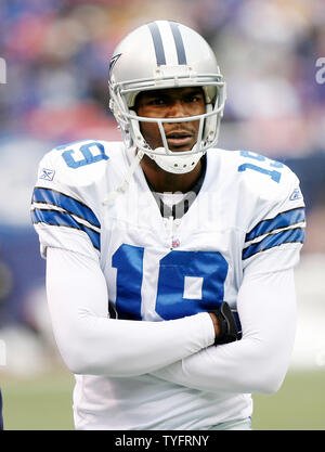 Dallas Cowboys wide receiver Keyshawn Johnson reacts on the sidelines in  week 13 at Giants Stadium in East Rutherford, New Jersey on December 4,  2005. The New York Giants defeated the Dallas Cowboys 17-10. (UPI  Photo/John Angelillo Stock Photo