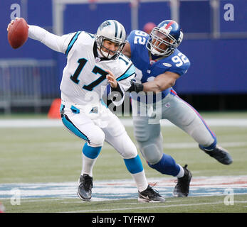 New York Giants defender Michael Strahan looks dejected while