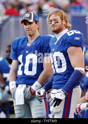 New York Giants Eli Manning and Jeremy Shockey watch the game