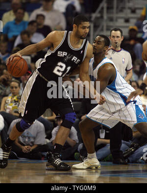 San Antonio Spurs Tim Duncan (21) drives to the basket as New