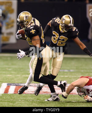 Darren Sharper #42 of the New Orleans Saints defends against the Philadelphia  Eagles Stock Photo - Alamy