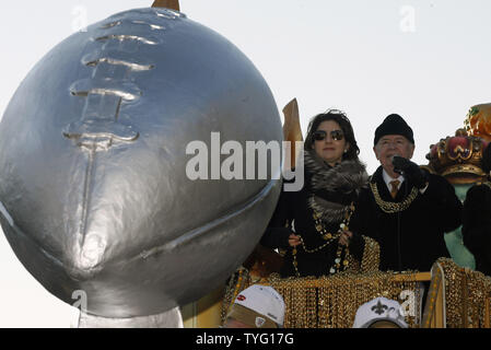 CORRECTED CAPTION**** New Orleans Saints owner Tom Benson parades through  the Superdome with Saints owner/executive vice president Rita Benson  LeBlanc (L) and his wife Gayle Marie Benson (R) after his club beat