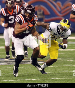 December 28, 2103: Kansas State Wildcats fullback Glenn Gronkowski (48) in  action during the Buffalo Wild Wings Bowl NCAA football game between the  Michigan Wolverines and the Kansas State Wildcats at Sun