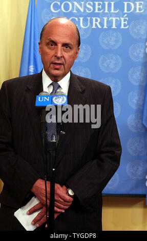 United States Ambassador to the UN John Negroponte addresses the media after the United Nations Security Council  15-0 vote on Oct. 16, 2003 to adopt a contentious resolution on Iraq's future. This was deemed a victory for the US which sought approval for it's occupation of Iraq.  (UPI/Ezio Petersen) Stock Photo