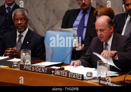 UN Secretary General Annan (left) listens to United States Ambassador to the UN John Negroponte address the United Nations Security Council after its 15-0 vote on Oct. 16, 2003 to adopt a contentious resolution on Iraq's future. This was deemed a victory for the US which sought approval for it's occupation of Iraq.  (UPI/Ezio Petersen) Stock Photo