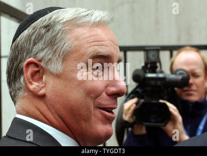 Democratic Presidential hopeful Governor Howard Dean wears a 'kippah' as he visits a sukkah and New York Jewish leaders on Oct. 17, 2003 to discuss his recent comments which Jewish leaders deemed unfavorable to Israel.  (UPI/EZIO PETERSEN) Stock Photo