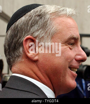 Democratic Presidential hopeful Governor Howard Dean wears a 'kippah' as he visits a sukkah and New York Jewish leaders on Oct. 17, 2003 to discuss his recent comments which Jewish leaders deemed unfavorable to Israel.  (UPI/EZIO PETERSEN) Stock Photo