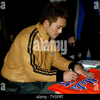 Photo: KAZUO MATSUI SIGNS TO PLAY BASEBALL WITH THE NEW YORK METS -  NYP2003121010 